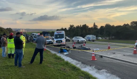 Motociclista de 41 anos morre após colisão com caminhão na PR-151, em Carambeí