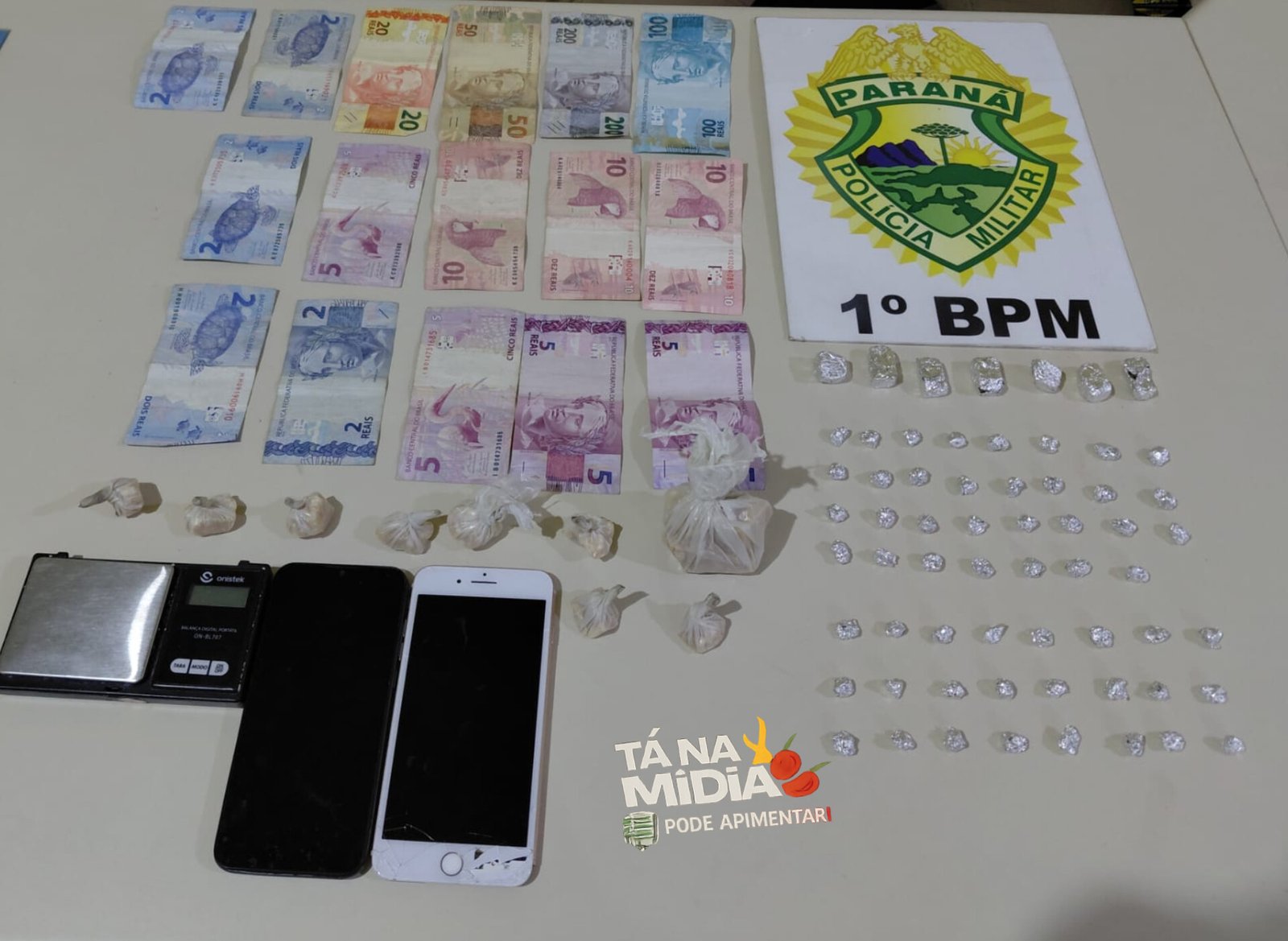 Dois foragidos são presos e drogas são apreendidas em operação policial no bairro Boqueirão, em Carambeí